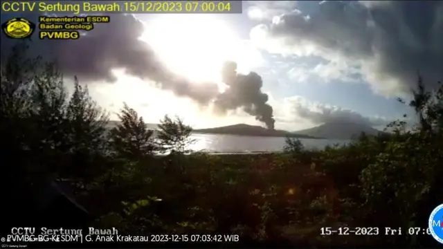 Waspada! Erupsi Gunung Anak Krakatau, Warga Keluhkan Sesak Napas