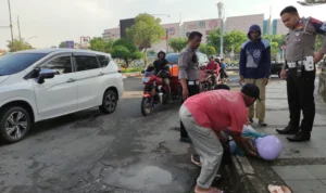 Kecelakaan Motor vs Mobil Toyota Innova di Gunungsari Cirebon, Korban Tak Sadarkan Diri