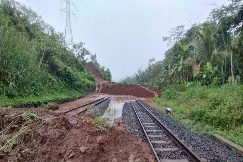 Longsor Banyumas, Daop 6 Yogyakarta Alihkan Jalur 10 Kereta Api