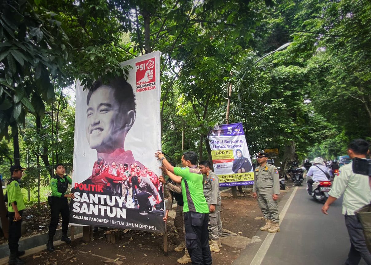 Langgar Aturan, Alat Peraga Kampanye di Kota Bogor Akhirnya Dicopot Paksa Petugas
