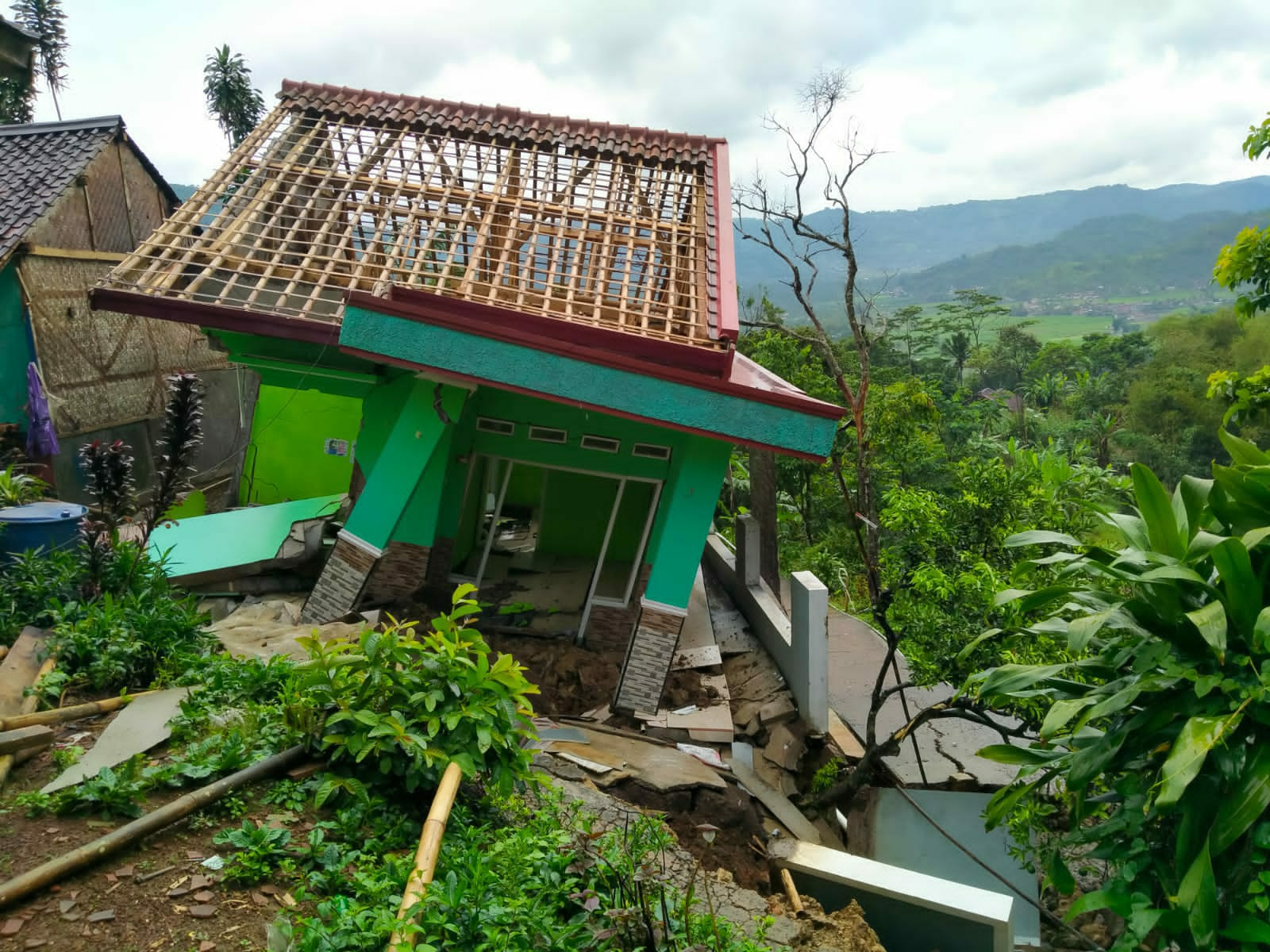 Pergerakan Tanah di Cireunghas Sukabumi, 5 Rumah Rusak hingga 43 Rumah Terancam