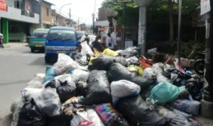 Sampah yang menumpuk di salah satu sisi jalan Kota Cimahi.