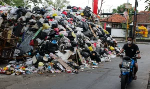 Penampakan sampah di salah satu sudut Kota Bandung.