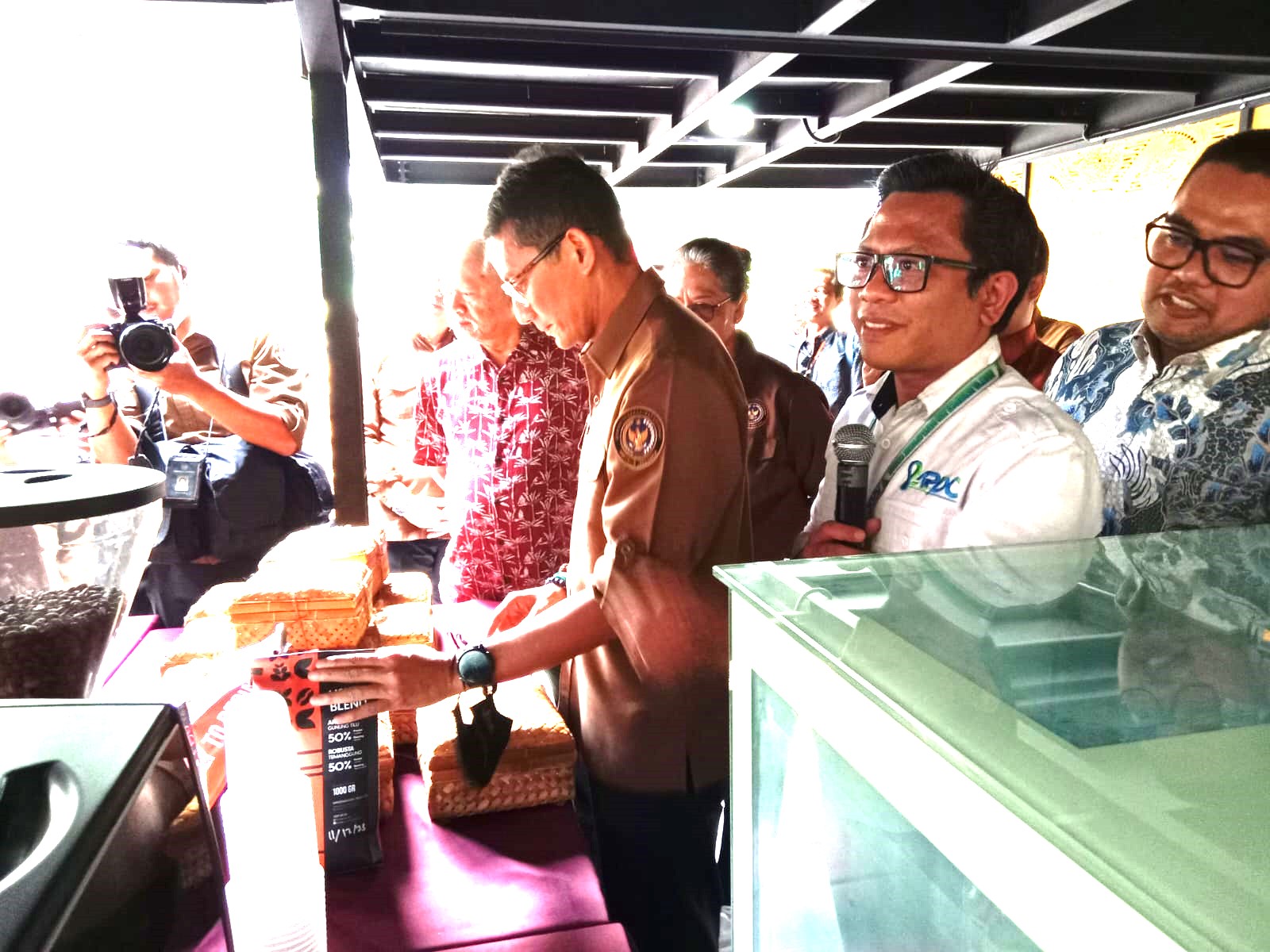 Menteri Pariwisata dan Ekonomi Kreatif Sandiaga Salahuddin Uno usai memberikan kuliah umum kepada para mahasiswa Poltekpar NHI Bandung, Rabu 13 Desember 2023.