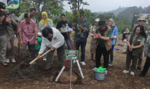 KLHK dan Taman Safari Indonesia Resmikan Hutan Pakan Satwa, Kembali Tanam 200 Pohon Buah di Kaki Gunung Gede Pangrango!