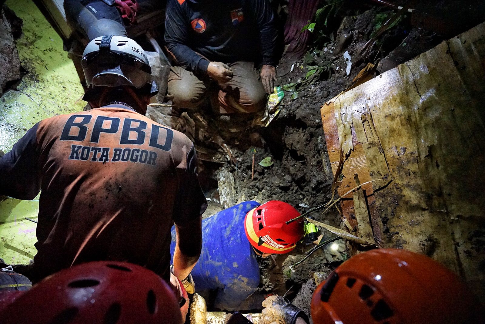 Ilustrasi: Sejumlah petugas BPBD Kota Bogor saat melakukan proses evakuasi. (Yudha Prananda / Jabar Ekspres)