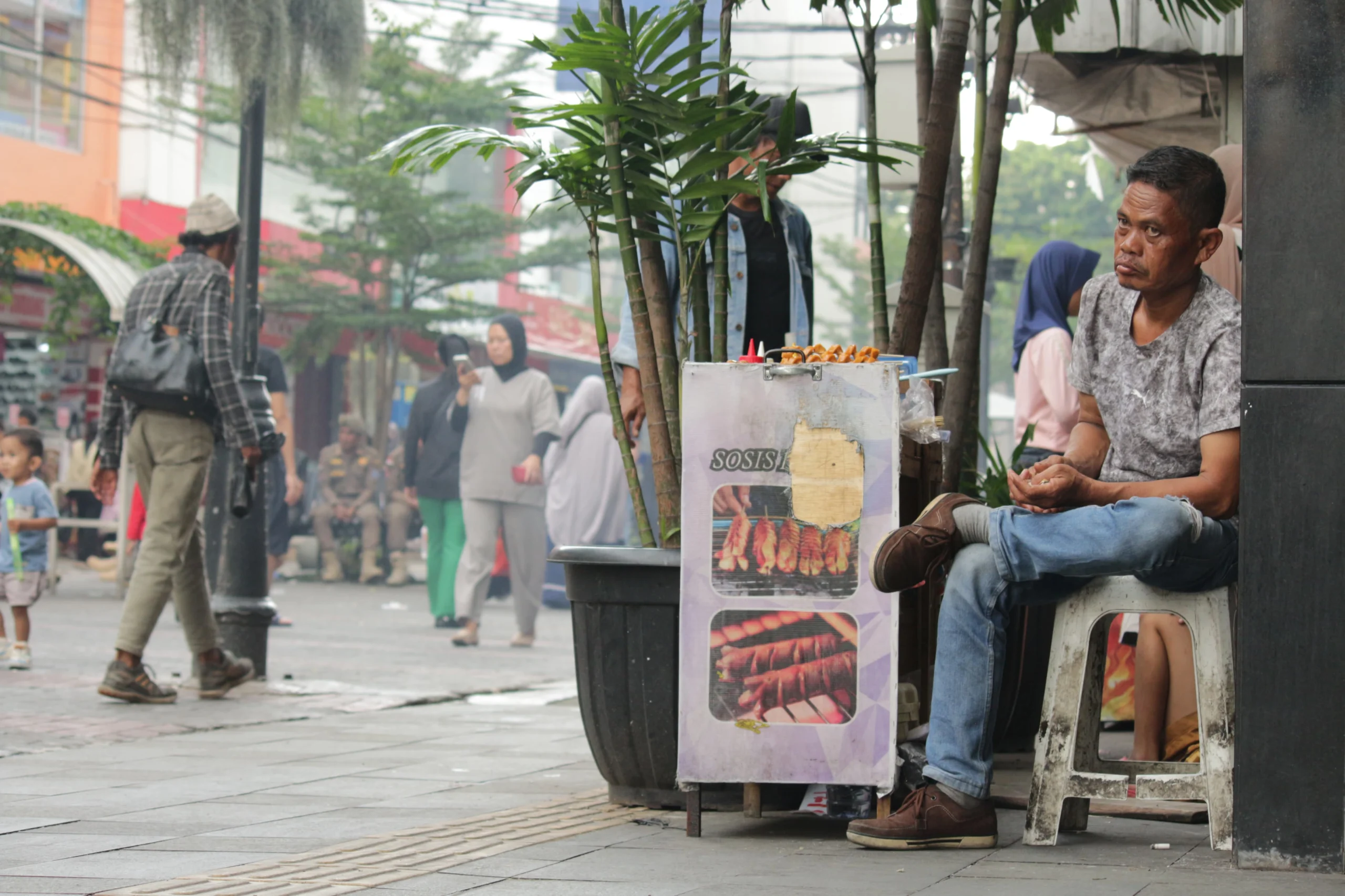 Pasca penertiban, PKL di Jalan Dalem Kaum, Kota Bandung kini berjualan di pinggiran trotoar kawasan tersebut, Selasa(2/1). (Pandu Muslim/Jabar Ekspres)