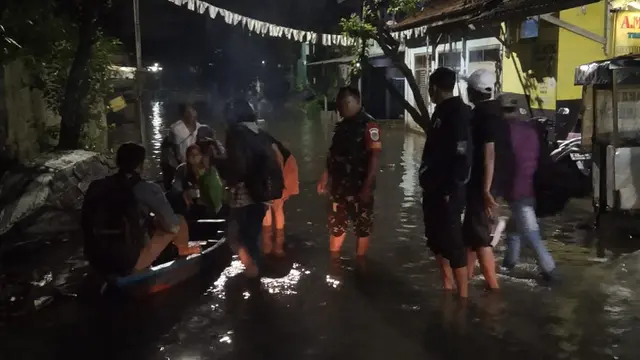 PLN Unit Induk Jabar padamkan listrik sementara imbas banjir di Dayeuhkolot, Kabupaten Bandung (12/1).