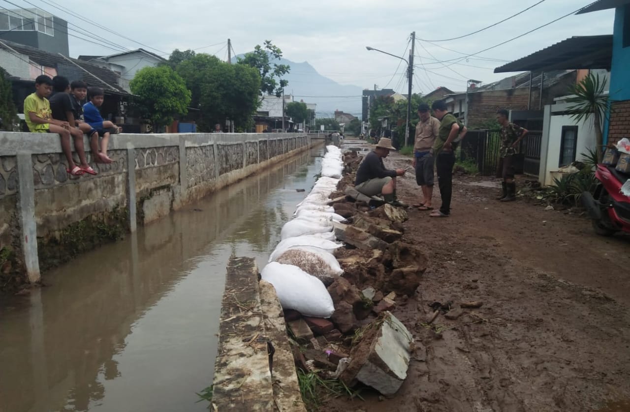 Tangggul di Sungai Ciwaru, Kecamatan Cileunyi, Kabupaten Bandung jebol panjang 100 meter. (Istimewa)