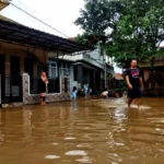 Sejumlah warga dan anak - anak Kampung Rancanumpang beraktivitas di genangan air / Hendrik Muchlison