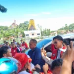 Warga menyambut antusias kedatangan Ketua Umum Partai Solidaritas Indonesia (PSI) Kaesang Pangarep di Kabupaten Toraja Utara, Sulawesi Selatan, Senin (29/1/2024).