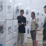 Komisioner KPU Kotim sedang mendata kotak suara yang tersimpan di gudang logistik di Sampit beberapa waktu lalu.