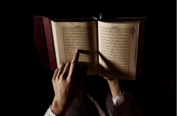 ILUSTRASI: Membaca al Quran bisa mengatasi masalah mental block. (freepik)