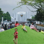 Masyarakat sedang menikmati Monumen Perjuangan Rakyat Jawa Barat yang telah direvitalisasi.