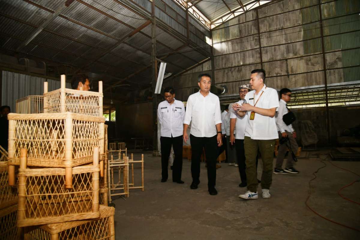 Pj Gubernur Jabar saat meninjau Satuan Pelayanan Pengembangan Industri Rotan Cirebon, Rabu (3/1).