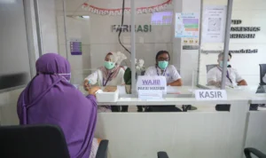 Pelayanan di Puskesmas Carigin, Kota Bandung, usai kenaikan tarif layanan, Rabu 10 Januari 2024.
