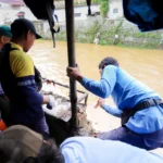 Petugas gabungan saat meninjau tanggul Sungai Cikapundung di kawasan Braga, Kota Bandung.