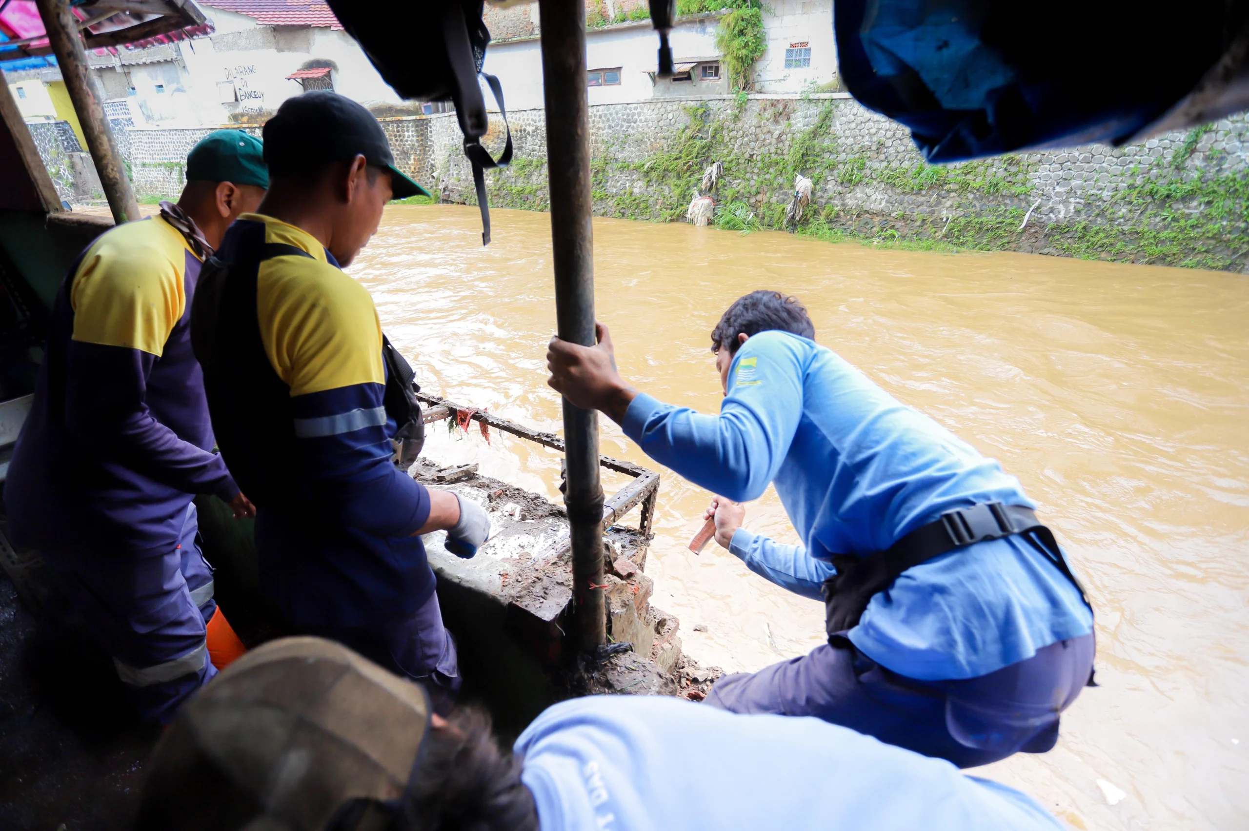 Petugas gabungan saat meninjau tanggul Sungai Cikapundung di kawasan Braga, Kota Bandung.
