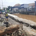 Penampakan jebolnya tanggul penahan sungai Cigede di Kampung Lamajang Peuntas, Desa Citeureup, Dayeuhkolot, Kabupaten Bandung. Foto Istimewa