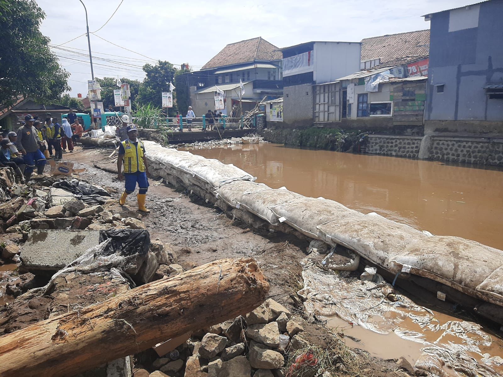 Jebolnya Tanggul Sungai Cigede Di Lamajang Dayeuhkolot, Ribuan Jiwa ...