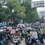 Terlihat Kepadatan arus lalu baik itu kendaraan roda dua dan roda empat di sekitar Pertigaan Simpang Sadu, Soreang, Kabupaten Bandung, Senin (1/1/2024). Foto Agi Jabar Ekspres