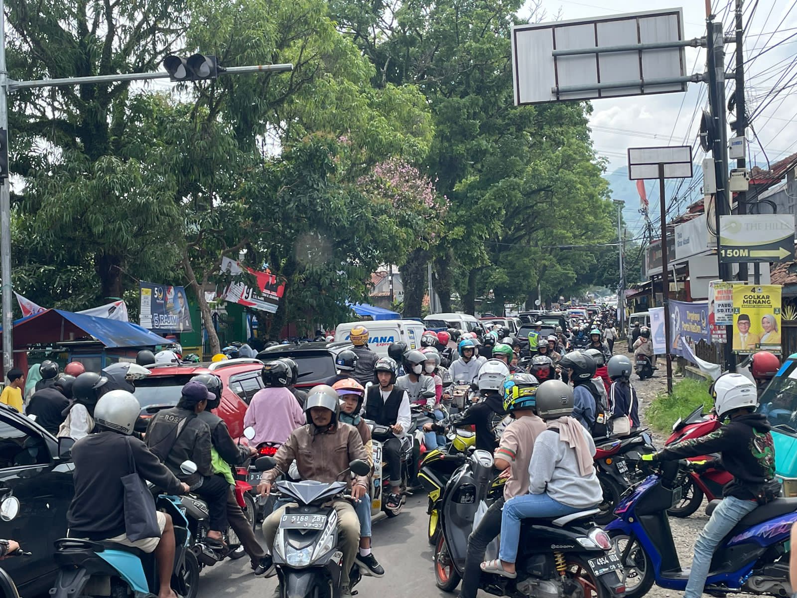 Terlihat Kepadatan arus lalu baik itu kendaraan roda dua dan roda empat di sekitar Pertigaan Simpang Sadu, Soreang, Kabupaten Bandung, Senin (1/1/2024). Foto Agi Jabar Ekspres