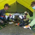 Petugas di lokasi Tempat Pemilahan Sampah, Kel. Rancanumpang, Gedebage, Kota Bandung. (Pandu Muslim/Jabar Ekspres)