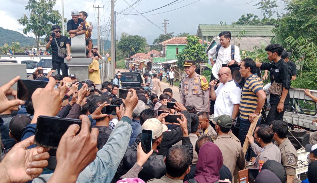 Sejumlah warga Kiarasari saat melakukan unjuk rasa. Foto: Dok Polsek Cigudeg