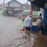 Beberapa warga saat menyelamatkan barang berharganya akibat banjir bandang yang terjadi di Kampung Pacet, Desa Sukapura, Kecamatan Kertasari, Kabupaten Bandung, Selasa (9/1/2024). Foto Tangkapan Layar Video
