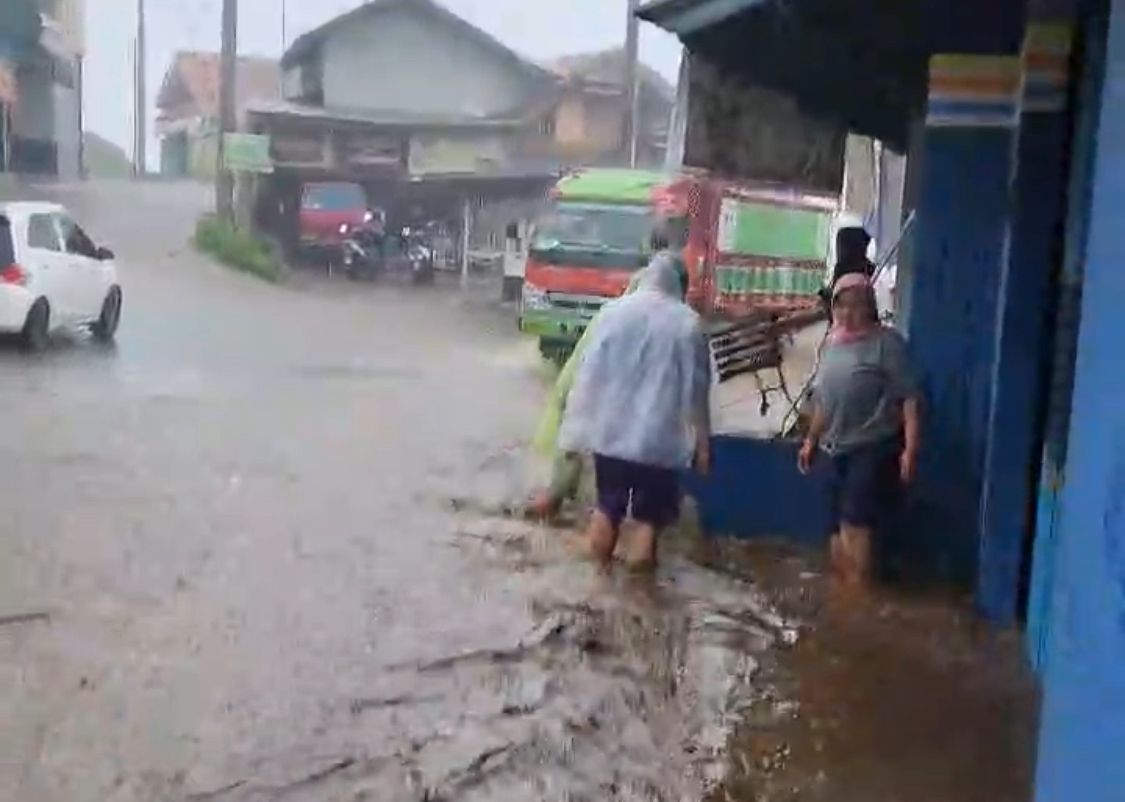 Beberapa warga saat menyelamatkan barang berharganya akibat banjir bandang yang terjadi di Kampung Pacet, Desa Sukapura, Kecamatan Kertasari, Kabupaten Bandung, Selasa (9/1/2024). Foto Tangkapan Layar Video