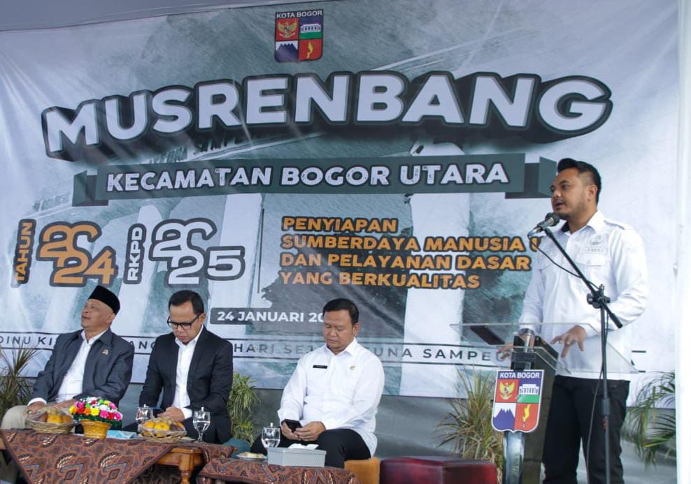 Camat Bogor Utara, Riki Robiansyah saat menyampaikan sejumlah usulan prioritas dalam Musrenbang tingkat Kecamatan Bogor Utara, Rabu (24/1). (Yudha Prananda / Jabar Ekspres)