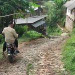 Kondisi Jalan Poros Tegalega Badogol, Desa Cilangari, rusak parah warga ancam Golput Pemilu 2024. Kamis (4/1). Foto istimewa