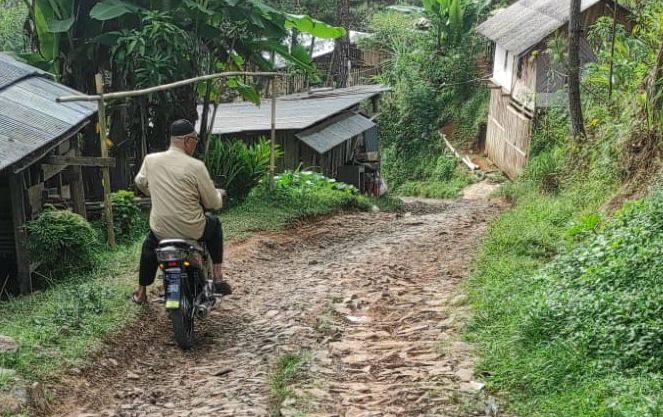 Kondisi Jalan Poros Tegalega Badogol, Desa Cilangari, rusak parah warga ancam Golput Pemilu 2024. Kamis (4/1). Foto istimewa
