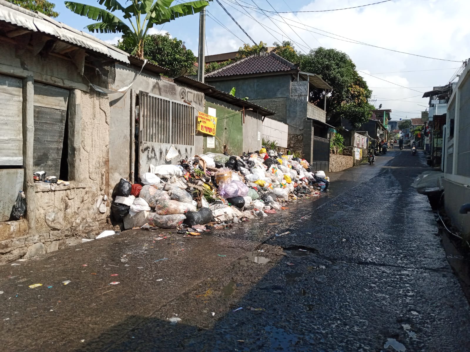 Doc. Penumpukan Sampah yang Masih Belum Menemui Solusi dan Minimnya Lahan Pembuangan Sampah di Desa Sariwangi (mong)