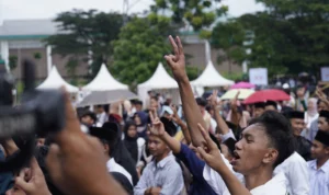 Puluhan ribu orang guru honorer deklarasikan dukung Prabowo Gibran dan bagikan tiket umroh di Lapang Panahan Si Jalak Harupat, Kabupaten Bandung, Sabtu (27/1/2024). Foto Istimewa
