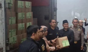 Ketua KPU Kota Bogor, Habibi Zaenal Arifin (Kedua Kanan) secara simbolis menerima surat suara DPRD Kota Bogor, Kamis (4/1). (Yudha Prananda / Jabar Ekspres)