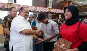 Foto 1 Ketua DPRD Kota Bogor, Atang Trisnanto beserta jajarannya saat secara simbolis menyerahkan ijazah. (Humpro DPRD Kota Bogor)