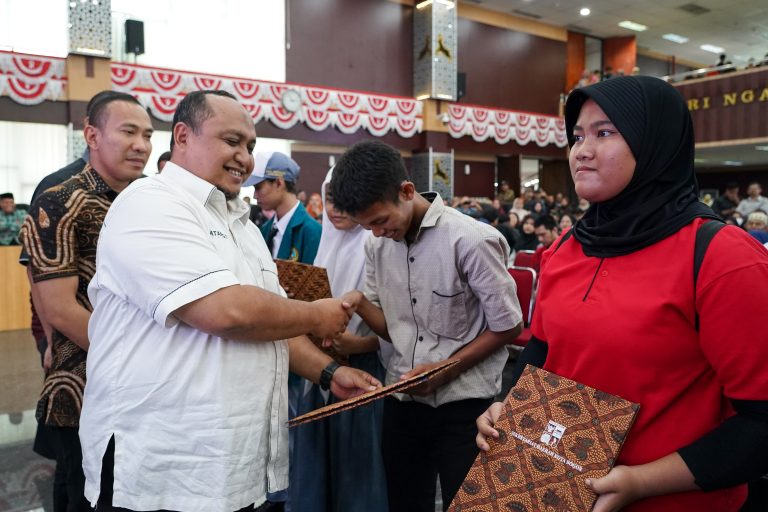 Foto 1 Ketua DPRD Kota Bogor, Atang Trisnanto beserta jajarannya saat secara simbolis menyerahkan ijazah. (Humpro DPRD Kota Bogor)