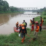 Basarnas bersama para relawan terus melakukan pencarian bocah yang hanyut terbawa arus di Kota Bandung hingga ke Sungai Citarum, Kabupaten Bandung, Selasa (2/1/2024). Foto Istimewa