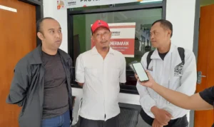 PDI Perjuangan Jabar melaporkan dugaan pelanggaran kampanye ke Kantor Bawaslu Jabar, Jalan Turangga, Lengkong, Kota Bandung, Selasa 14 Januari 2024 siang.