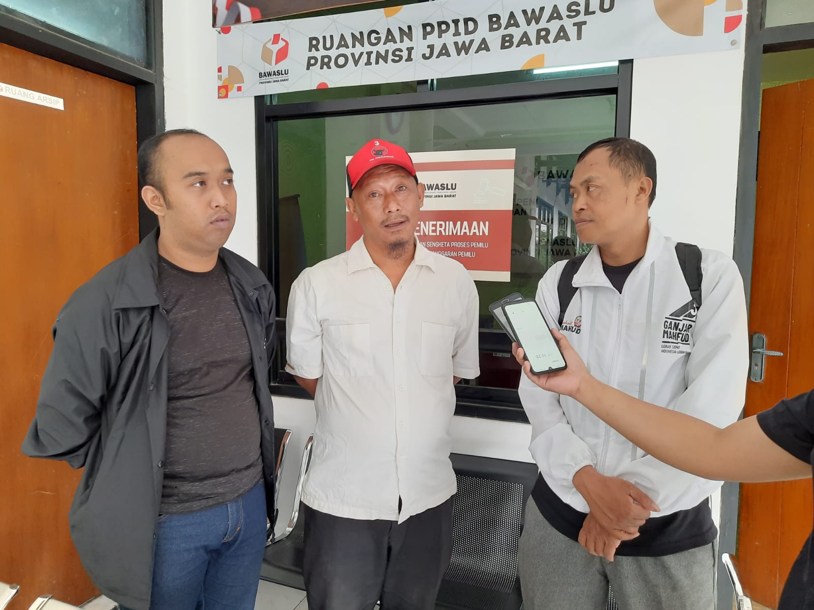 PDI Perjuangan Jabar melaporkan dugaan pelanggaran kampanye ke Kantor Bawaslu Jabar, Jalan Turangga, Lengkong, Kota Bandung, Selasa 14 Januari 2024 siang.