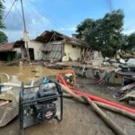 Kondisi rumah rusak akibat jebolnya tanggul sungai Cigede di Kampung Lamajang Peuntas, Desa Citeureup, Kecamatan Dayeuhkolot, Kabupaten Bandung. Foto Agi Jabar Ekspres