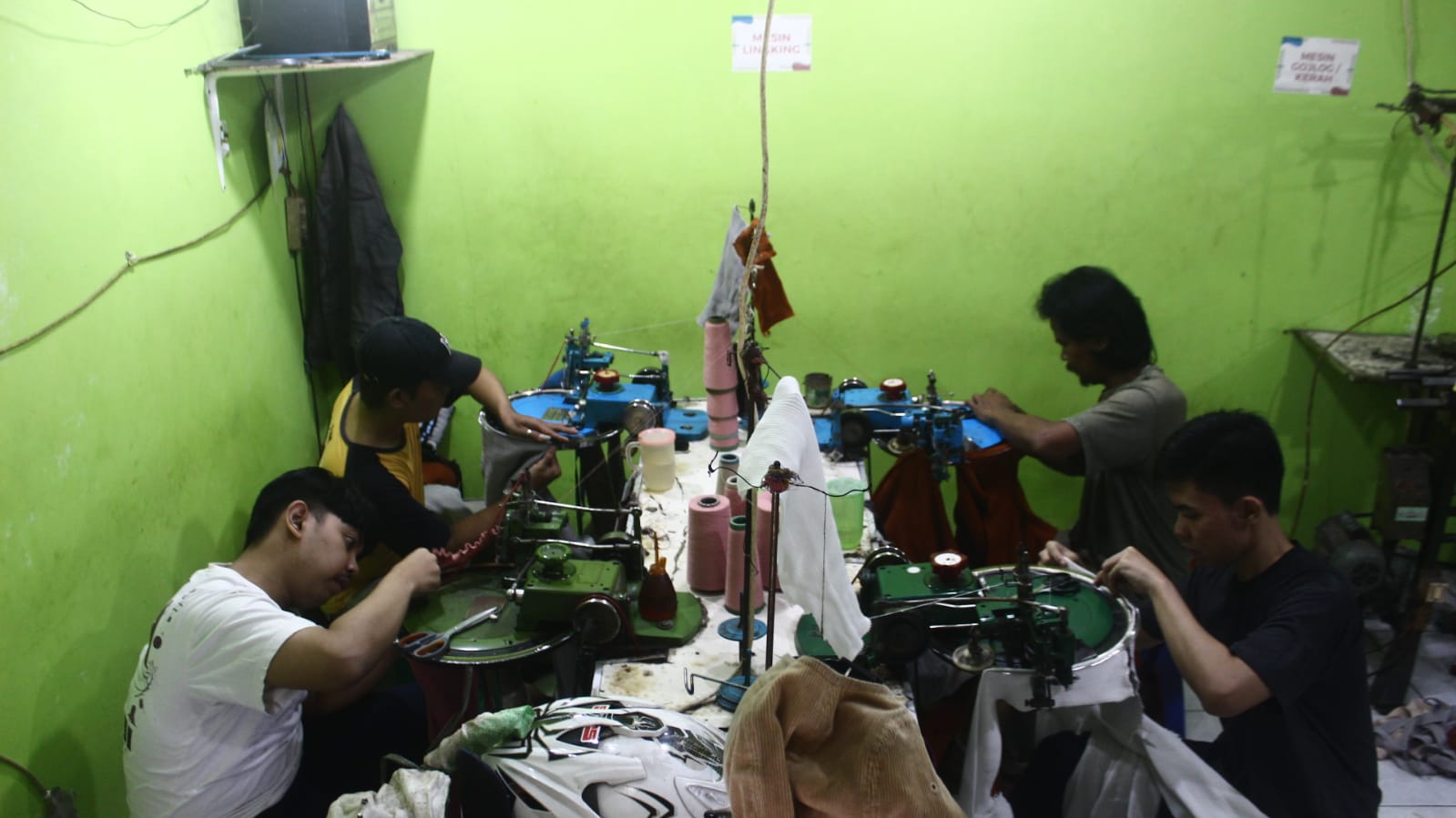 SERIUS: Perajin kain rajut saat melakukan kerja-kerja menjahit di Kampoeng Radjoet Binong Jati, Kecamatan Batununggal, Kota Bandung, pada Rabu (3/1). (Nizar/Jabar Ekspres)