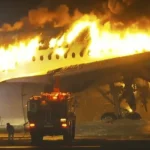 Tabrakan Pesawat Japan Airlines Menewaskan 5 Orang dan Ratusan Orang Dievakuasi