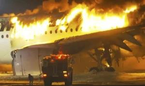 Tabrakan Pesawat Japan Airlines Menewaskan 5 Orang dan Ratusan Orang Dievakuasi