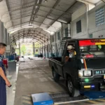 Petugas saat memeriksa uji layak salah satu kendaraan angkutan di UPT pengujian KIR Dishub Kota Banjar belum lama ini. (Cecep Herdi/Jabar Ekspres)