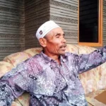 Saksi Mata di Lokasi Tabrakan KA Turangga-KRD Lokal Bandung Raya, Ujang (67) asal warga Desa Cikuya, Kecamatan Cicalengka, Kabupaten Bandung. (Yanuar/Jabar Ekspres)