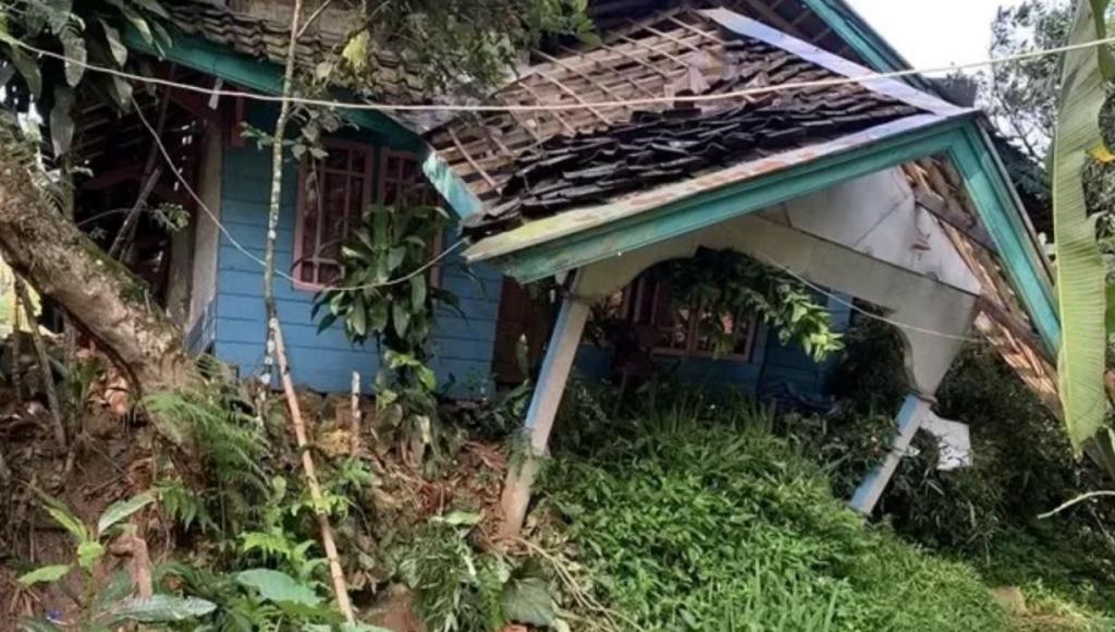 Puluhan rumah di dua dusun Desa Sukaresmi, Kecamatan Rongga, KBB rusak akibat diterjang bencana pergerakan tanah. Rabu (17/1). Foto istimewa