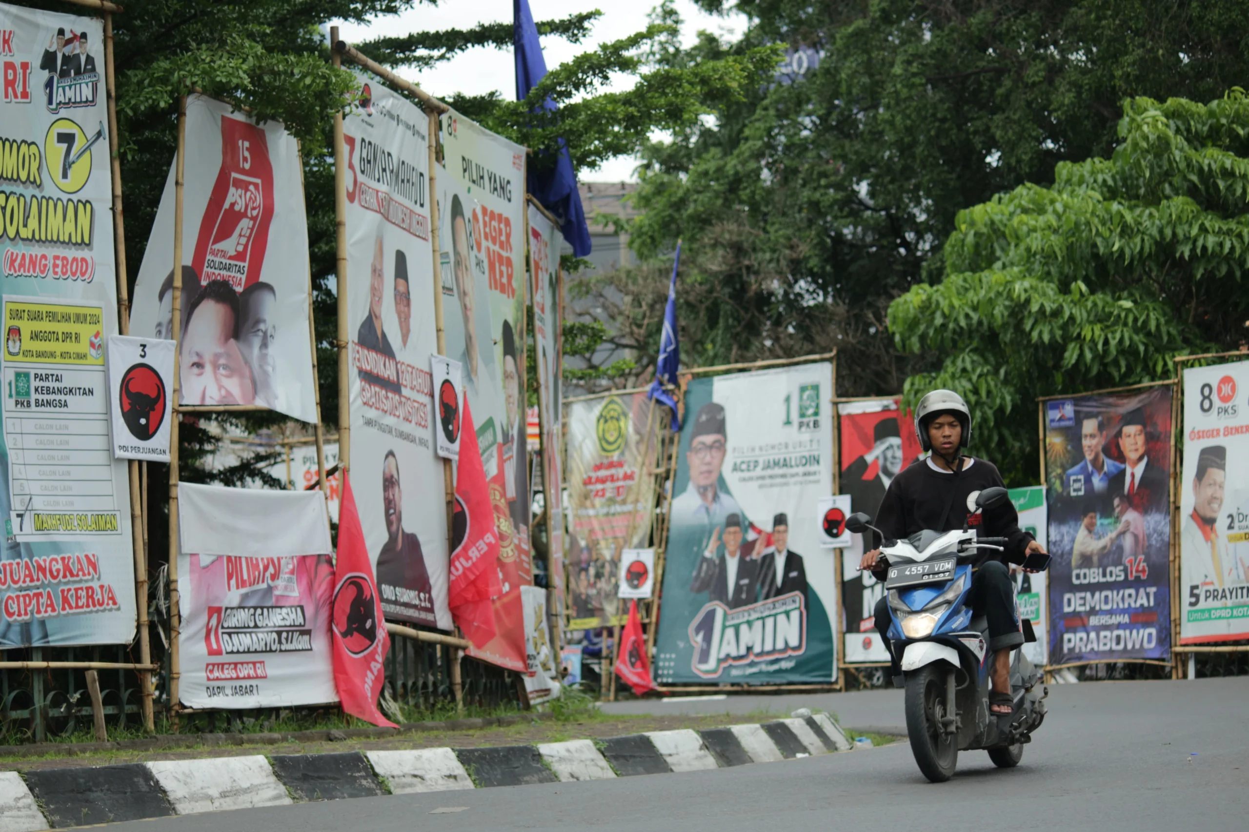 Alat Peraga Kampanye (APK) Parpol memenuhi ruas trotoar di kawasan Bunderan Cibiru, Kota Bandung. (Pandu Muslim/Jabar Ekspres)