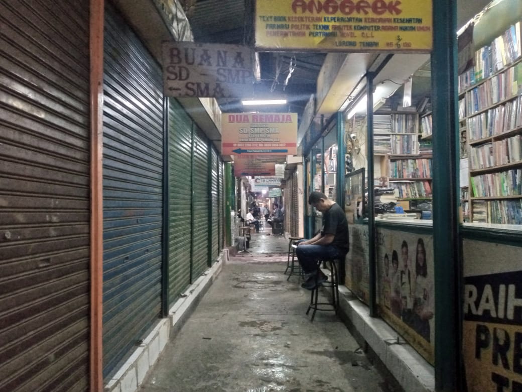 Suasana pasar buku Palasari Bandung yang semakin sepi pengunjung (Foto : dokumentasi pribadi)